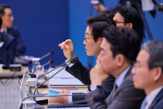 지난 12일 세종시 정부세종컨벤션센터에서 열린 국토교통부 업무보고에서 이재명 대통령은 박지향 동북아역사재단 이사장에게 ‘환단고기’ 관련 질문을 했다. 대통령실 제공