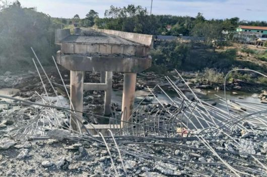 지난 13일(현지시간) 태국군 F-16 전투기 공격으로 캄보디아 푸르사트주의 한 교량이 파괴됐다. AFP 연합뉴스