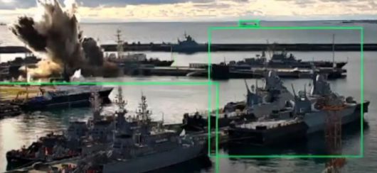 노보로시스크 항구에 정박한 러시아 해군 잠수함이 폭파됐다고 우크라이나군이 주장하는 장면. 우크라이나 보안군(SBU) 제공