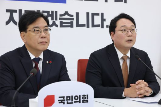 개혁신당 천하람 원내대표(오른쪽)가 17일 서울 여의도 국회에서 ‘통일교 게이트’ 특별검사 추진을 위해 국민의힘 송언석 원내대표와 만나 발언하고 있다. 연합뉴스