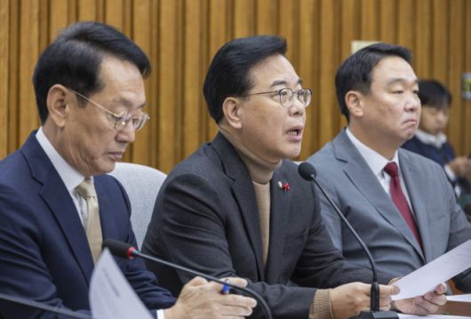 국민의힘 송언석 원내대표(가운데)가 19일 국회에서 열린 원내대책회의에서 대법원의 전담재판부 추진과 민주당의 내란특별전담재판부법 강행에 관련한 발언을 하고 있다. 연합뉴스