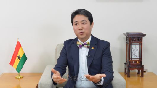 최고조 주한 가나대사는 17일 서울 용산구 주한 가나대사관에서 가진 인터뷰에서 “한국과 가나 정상이 만나 문화 교류, 사업 발전 노하우 공유, 광물 개발 협력을 논의한다면 자연스럽게 동반자 관계로 발전하지 않을까 생각한다”고 강조했다. 김지현 인턴기자