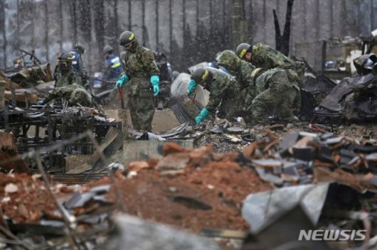 지난해 1월13일 노토반도 강진이 발생한 일본 이시카와현 와지마시에서 자위대 대원들이 수색 작업을 벌이는 모습. 2024.01.17 AP 뉴시스