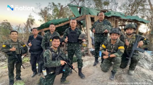 태국군 고위급 관계자(중앙)가 캄보디아 350고지 탈환 현장을 직접 방문했다며 공개한 사진