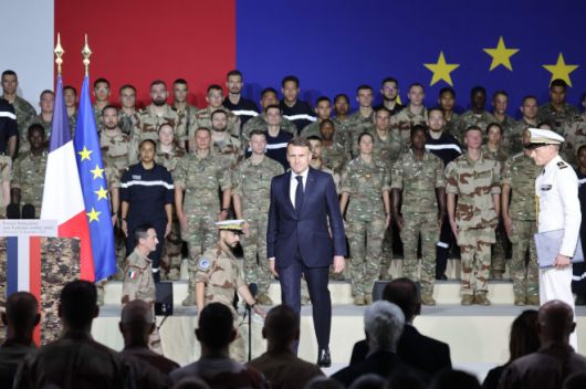 지난 21일(현지시간) 아랍에미리트(UAE) 아부다비 인근 자예드 군사기지에 있는 제5 기병연대 기지에서 열린 기념식에 참석한 에마뉘엘 마크롱 프랑스 대통령. AFP 연합뉴스