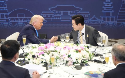 이재명 대통령과 도널드 트럼프 미국 대통령이 10월 29일 경북 경주 힐튼호텔 그랜드볼룸에서 열린 이 대통령 주최 정상 특별 만찬에서 악수하고 있다. 연합뉴스