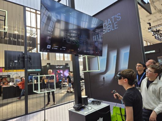 7일(현지시간) 독일 베를린에서 열린 ‘IFA 2025’ DJI 전시관에서 한 어린이가 모션 조종기인 ‘DJI 네오’를 이용해 드론을 조종하고 있다. 곽소영 기자