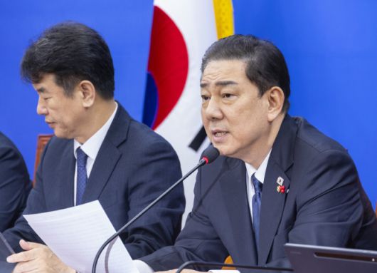 김병기 더불어민주당 원내대표가 23일 국회에서 열린 원내대책회의에서 통일교 특검 추진과 관련한 확고한 입장을 밝히고 있다. 연합뉴스