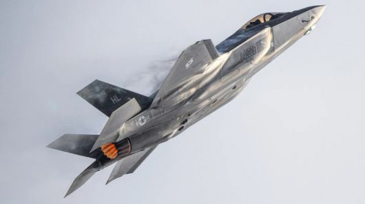 미 공군 F-35 스텔스 전투기 비행 장면. 폴란드는 F-35를 핵심 전력으로 운용하면서 추가 전투기 도입도 검토하고 있다. 미 공군 제공
