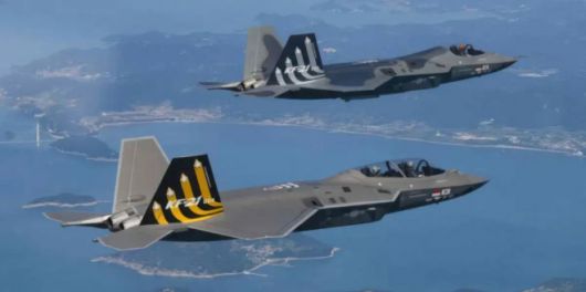 한국형 전투기 KF-21 시제기들이 편대 비행을 하고 있다. KF-21은 다수 기체 운용을 전제로 한 비용 대비 전력 효율 측면에서 차기 전투기 후보로 거론되고 있다. KAI 제공