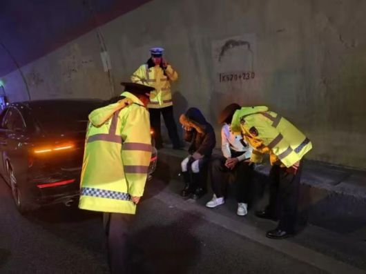 운전자를 살펴보는 경찰 관계자들. 중국 간쑤성 고속도로행정집행총대 무두대대 제공