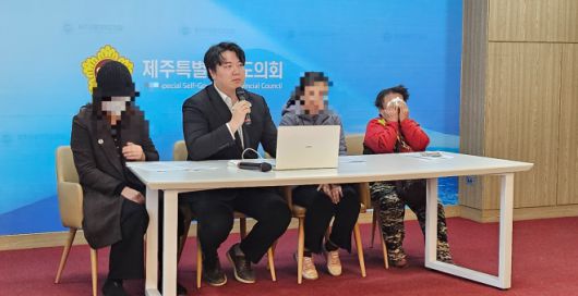 제주 모 중학교 사망 교사 유족들이 지난 8일 제주도의회 도민카페에서 기자회견을 열고 있다. 제주 강동삼 기자