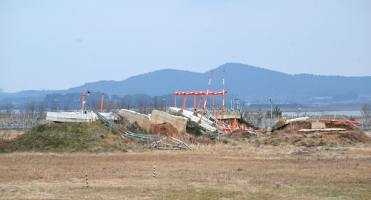 12·29 무안공항 제주항공 여객기 참사 1주기를 닷새 앞둔 24일 전남 무안국제공항. 활주로 끝단에서 251m 떨어진 곳에 있는 방위각 시설(로컬라이저)을 지지하는 2m 높이 콘크리트 둔덕은 참사 피해를 키운 주된 요인으로 꼽힌다. 무안 뉴시스