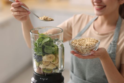 통곡물과 채소 등을 활용한 식습관 장면. 연구는 식품의 가공 정도와 탄수화물의 ‘질’이 건강한 노화와 연관될 수 있음을 시사했다. 123rf