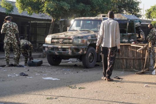 나이지리아 북동부 마이두구리의 감보루 시장에 있는 모스크에서 발생한 폭발 현장을 군 병력이 25일(현지시간) 점검하고 있다. 전날 이 모스크에서 발생한 폭발로 예배객 최소 7명이 숨졌다고 목격자와 보안 소식통이 전했다. AFP 연합뉴스