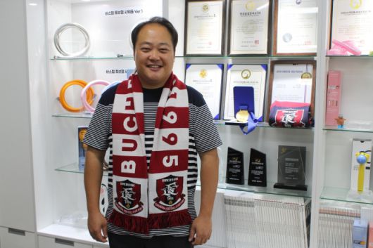 부천FC 메인 후원사인 바스템 김세영 대표는 부천의 스포츠 발전에 이바지한 공로로 부천시장으로부터 표창장을 받기도 했다. 김세영씨 제공