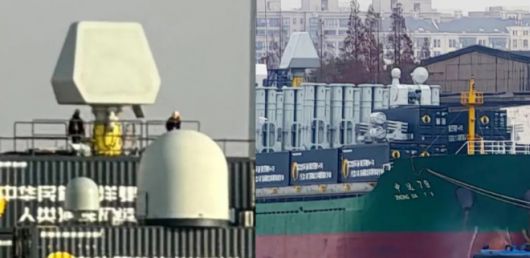 중국 화물선 갑판에 설치된 레이더와 근접방어체계로 보이는 장비를 확대한 모습. 컨테이너 위에 센서와 방어 무기를 얹어 상선을 전투 플랫폼으로 전환하려는 구상이 드러난다. 중국 인터넷 캡처