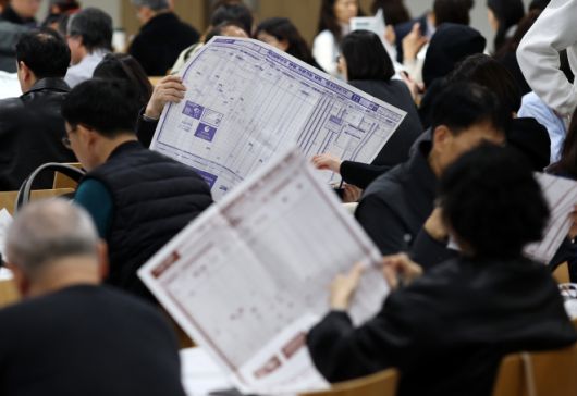 수능 가채점 설명회에서 학부모들이 대입 지원 관련 자료를 살피고 있다. 한국에서는 의대 정원 확대를 둘러싸고 상위권 수험생 쏠림 논쟁이 이어지고 있다. 2025.11.16 연합뉴스