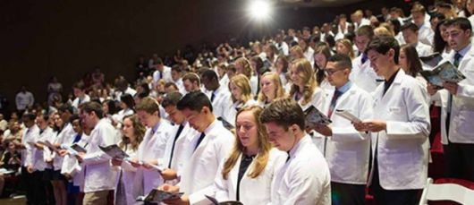 미국 뉴욕의 마운트 시나이 이칸 의과대학에서 열린 백의식에서 의과대학 신입생들이 선서를 하고 있다.  출처=마운트 시나이 이칸 의과대학