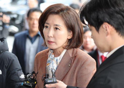 법원 도착한 나경원 - (서울=뉴스1) 박지혜 기자 = 나경원 국민의힘 의원이 20일 서울 양천구 남부지법에서 열린 ‘자유한국당 패스트트랙(신속처리안건) 충돌 사건’ 1심 선고 공판에 출석하며 취재진 질문에 답하고 있다. 2025.11.20/뉴스1