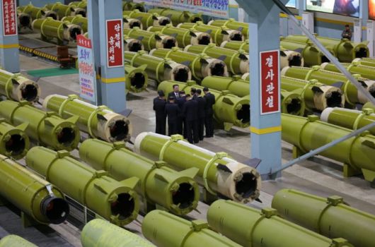 북한 노동신문이 공개한 군수공업기업소 내부 모습. 김정은 북한 국무위원장이 미사일과 포탄 생산 라인을 둘러보며 올해 생산 실적과 4분기 생산 상황을 점검하고 있다. 연합뉴스