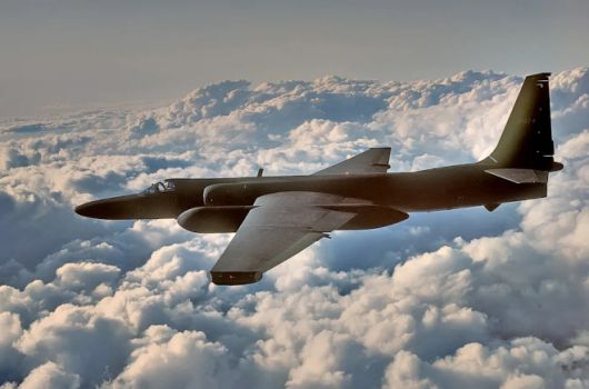 미 공군의 록히드 U-2 ‘드래곤 레이디’ 고고도 정찰기가 구름 위를 비행하고 있다. 1950년대 도입 이후 현재까지 운용되며, 핵전쟁 위기를 좌우한 정보 수집 임무를 수행해 ‘정찰기의 역사’로 불리는 상징적 항공기다.