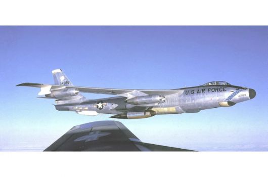 미 공군의 보잉 RB-47 스트라토제트 정찰기가 공중에서 비행하고 있다. 냉전 초기 소련 방공망을 직접 시험하며 상공 침투 정찰을 수행한 기체로, 미 공군 공중 정찰 교리의 출발점으로 평가된다.