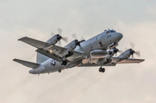 전자정보 수집 임무를 수행하는 미 해군 EP-3 정찰기가 착륙을 위해 접근하고 있다. 평시에도 적국 인근을 비행하며 정보를 수집하는 특성상, 정찰 활동이 외교·군사적 긴장으로 이어질 수 있음을 상징적으로 보여주는 기체로 꼽힌다.