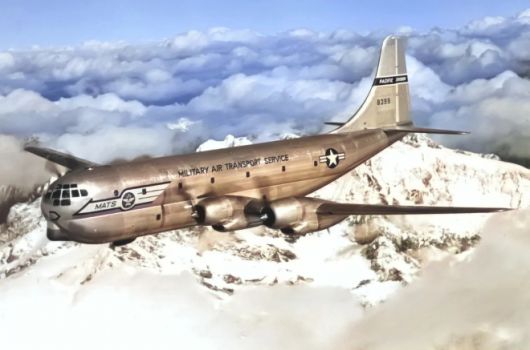 보잉 C-97 스트래토프레이터가 비행하고 있다. 겉보기에는 평범한 군 수송기였지만, 일부 기체는 초장거리 정찰 카메라와 전자정보 장비를 탑재해 소련과 동유럽 전선을 은밀히 촬영한 비밀 정찰기로 운용됐다. ‘눈에 띄지 않는 정찰’ 개념을 구현한 초기 사례로 평가된다. 자료사진