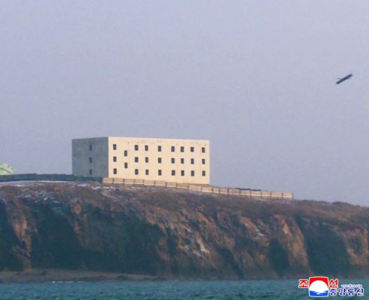 북한이 28일 서해상에서 진행한 장거리 전략순항미사일 발사 훈련 장면이라고 조선중앙통신이 29일 전했다. 사진은 표적 건물을 향해 접근하는 순항미사일. 연합뉴스