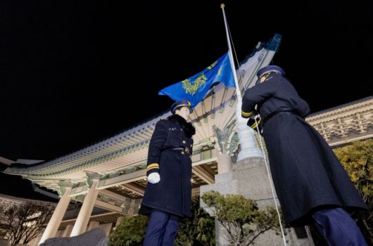 29일 청와대에서 근무자들이 봉황기를 게양하고 있다. 봉황기는 우리나라 국가수반의 상징으로, 대통령의 주 집무실이 있는 곳에 상시 게양된다. 2025.12.29 연합뉴스