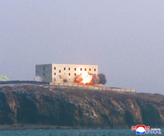 북한이 28일 서해상에서 진행한 장거리 전략순항미사일 발사 훈련 장면이라고 조선중앙통신이 29일 전했다. 사진은 순항미사일이 건물 표적을 정밀 타격하는 모습. 연합뉴스
