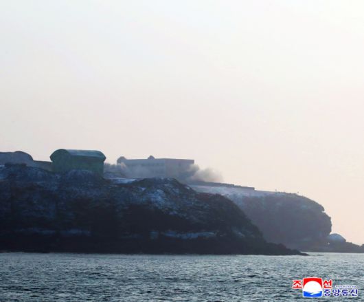 북한이 28일 서해상에서 장거리 전략순항미사일 발사 훈련을 실시했다고 조선중앙통신이 29일 보도했다. 사진은 순항미사일이 표적 건물을 타격한 뒤 연기가 확산되는 모습. 연합뉴스