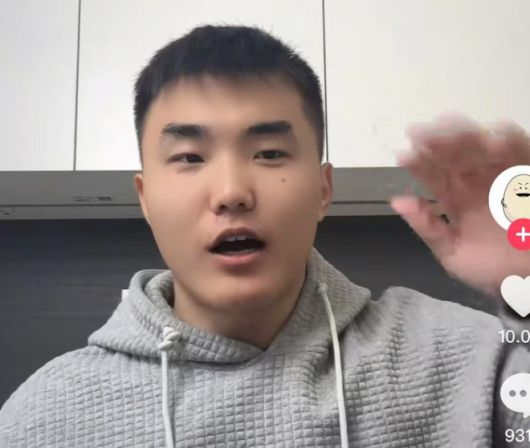 ‘9분 12초’ 달걀 레시피로 인기를 얻은 펑창쉬가 영상으로 직접 소통하고 있다. 폭발적인 팔로워 증가와 함께 광고·사업으로 수익화 단계에 들어섰다. 더우인 영상 캡처