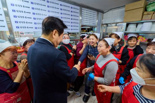 이재명 대통령, 청와대 인근 식당 깜짝 방문 - 이재명 대통령이 30일 국무회의를 마친 뒤 청와대 인근 삼청동의 한 식당을 방문해 직원들과 인사하고 있다. 2025.12.30 청와대 제공
