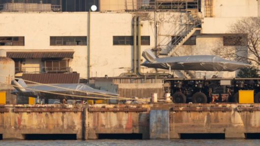 중국 상하이 후둥-중화 조선소에서 캐터펄트(사출기) 발사를 전제로 한 전투형 드론 또는 드론 모형이 트럭 적재대 위에 실린 모습. 전방 착륙장치가 사출 구조와 결합된 형태로 관측돼, 지상 이동식 전자기 사출기 시험 가능성이 제기되고 있다. 중국 인터넷 캡처