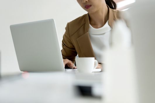 사무실에서 업무 중인 직장인. 123rf