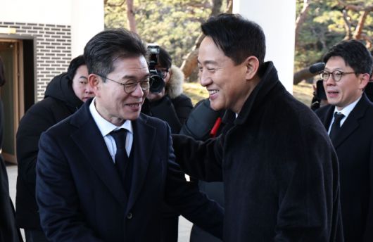 오세훈(오른쪽) 서울시장과 정원오(왼쪽) 성동구청장이 새해 첫날인 1일 동작구 국립서울현충원에서 현충탑에 참배를 마친 뒤 인사하고 있다.  연합뉴스