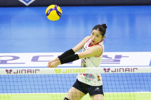 인쿠시가 25일 경기 수원실내체육관에서 열린 프로배구 V리그 여자부 현대건설과 정관장의 경기에서 리시브를 하고 있다. 2025.12.25 연합뉴스