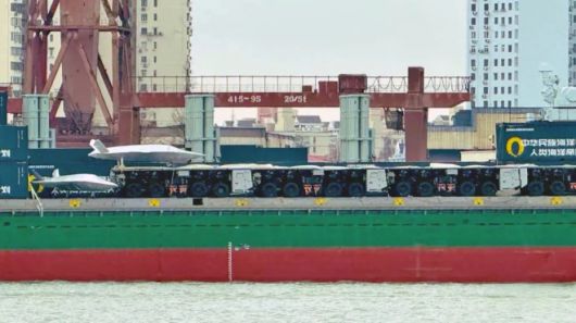 중국 상하이 후둥-중화 조선소에서 개조 중인 화물선 갑판 가장자리에 트럭형 전자기 사출기 모듈이 열차처럼 연결된 모습. 여러 대의 차량이 하나의 사출 궤도를 형성하고 있지만, 이 같은 분절형 구조가 실제 해상 환경에서 안정적으로 작동할 수 있을지는 불확실하다는 지적도 나온다. 중국 인터넷 캡처