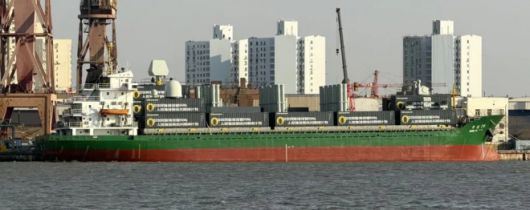 중국 상하이 후둥-중화 조선소에서 임시 수상 전투함 형태로 개조된 중형 화물선의 모습. 갑판에는 컨테이너형 미사일 발사대와 레이더, 근접방어체계 등이 탑재돼 있으며, 민간 선박을 단기간에 군사 플랫폼으로 전환하는 중국식 개조 능력을 보여주는 사례로 평가된다. 중국 인터넷 캡처