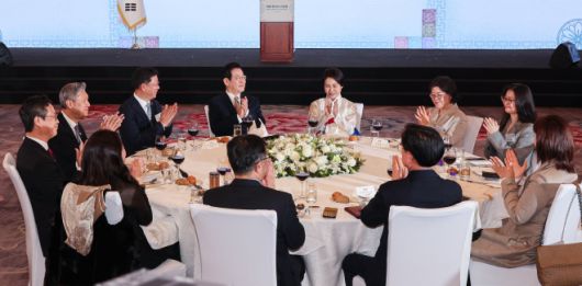 베이징 동포 만찬간담회 참석한 이재명 대통령 부부 - 이재명 대통령과 김혜경 여사가 4일 중국 베이징 한 호텔에서 열린 재중 한국인 간담회에서 박수를 치고 있다. 베이징 연합뉴스