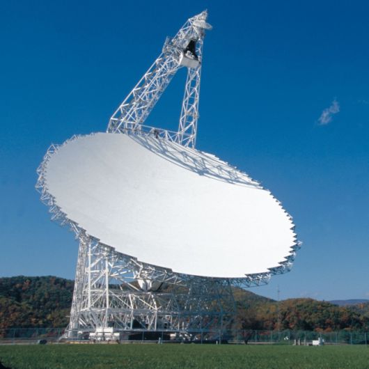 지름 100m인 그린 뱅크 전파 망원경. NRAO/AUI/NSF