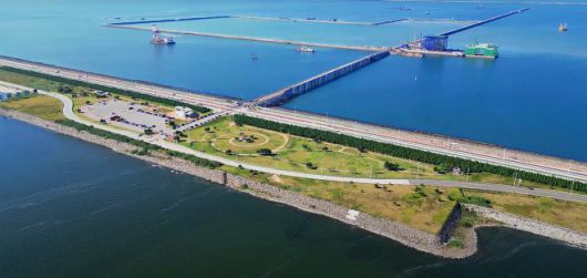 현재 공사가 한창 진행 중인 새만금 신항을 하늘에서 내려다본 모습.  김제시 제공