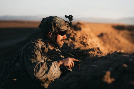 미 육군 아이오와주 방위군 소속 윌리엄 에스먼 하사가 2025년 10월 9일(현지시간) 미 중부사령부 관할 지역에서 경계 임무를 수행하고 있다. 에스먼 하사는 ‘내재된 결의 작전’(Operation Inherent Resolve)의 일환으로 후속 부대 투입에 앞서 미폭발 탄약 가능 지역을 식별·확인하는 작전에 참여했다. 미 육군 제공