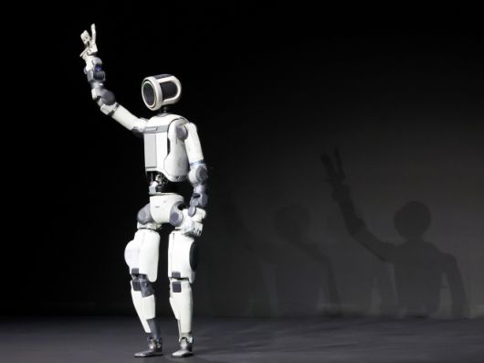 세계 최대 가전·정보기술(IT) 전시회 ‘CES 2026’ 개막을 하루 앞둔 5일(현지시간) 미국 네바다주 라스베이거스 만달레이베이에서 열린 현대차그룹 프레스 컨퍼런스에서 차세대 전동식 아틀라스 시제품이 손인사하고 있다. 2026.1.6 [공동취재]