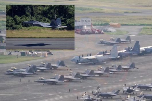 미 공군의 F-22 랩터 전투기들이 기지에 집결해 있다. F-22는 스텔스 성능과 초음속 순항, 센서 융합 능력을 바탕으로 적 방공망을 초기에 무력화하는 제공권 장악 임무의 핵심 전력으로 평가된다. 미군은 이번 작전에서도 대규모 항공 전력을 동원해 베네수엘라 방공 체계를 우선 제압한 것으로 전해졌다. 사진=리카르도 아르두엥고