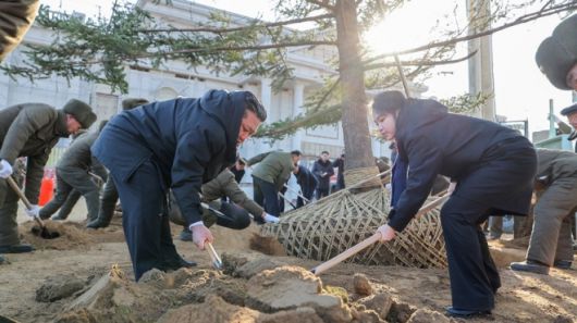 김정은 북한 국무위원장이 5일 평양에 들어설 러시아 파병군 추모 기념관 건설 현장을 찾아 당정군 고위 간부들과 함께 기념식수를 했다고 조선중앙통신이 6일 보도했다. 조선중앙통신
