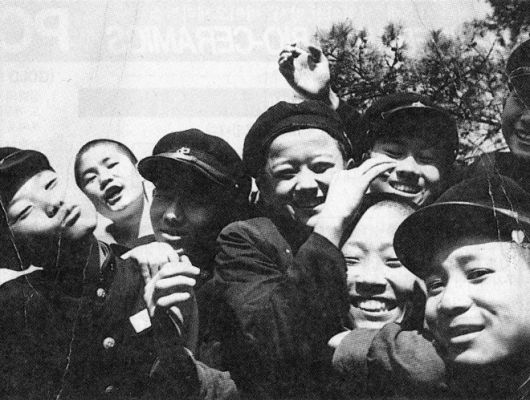 ‘국민배우’ 안성기의 경동중 3학년 재학 당시 친구들과 찍은 사진. 앞줄 오른쪽이 안성기, 안성기의 바로 왼쪽 뒤에 있는 인물이 가수 조용필이다.  서울신문 DB