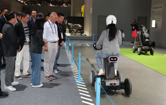 부스 둘러보는 정의선 회장 - 정의선 현대차그룹 회장이 6일(현지시간) 미국 네바다주 라스베이거스 컨벤션센터(LVCC) 현대차 부스를 둘러보고 있다.  라스베이거스 연합뉴스